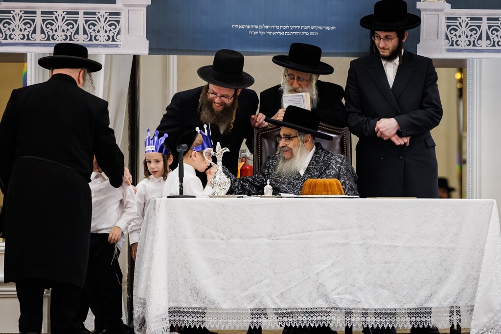 הרבי חילק את החומשים: מסיבה לילדי סטאמר