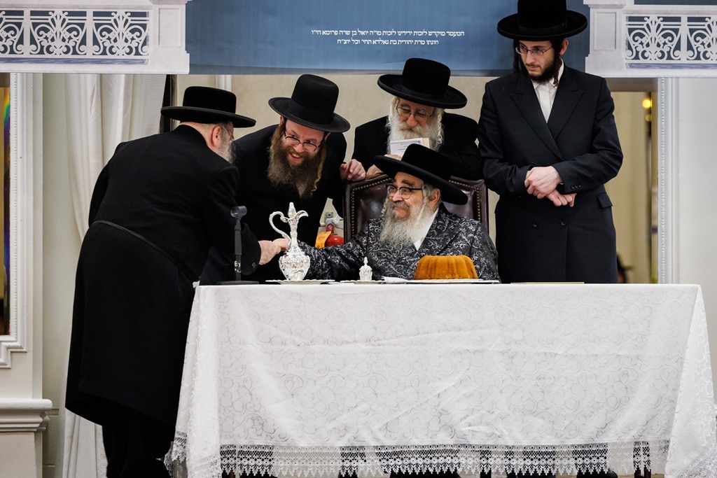 הרבי חילק את החומשים: מסיבה לילדי סטאמר