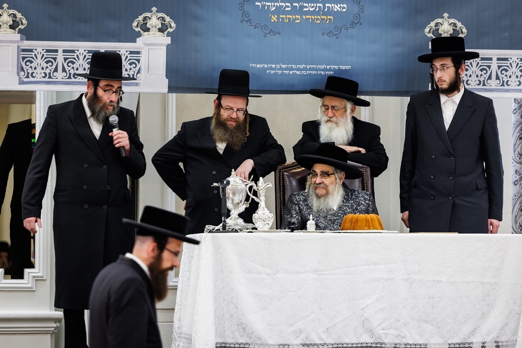 הרבי חילק את החומשים: מסיבה לילדי סטאמר