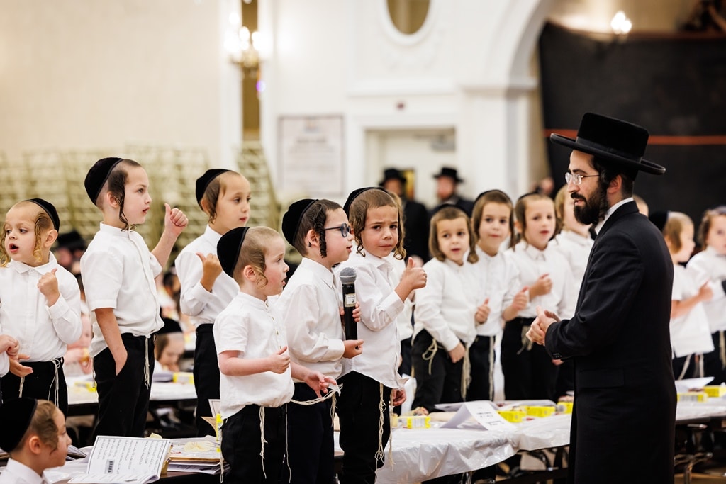 הרבי חילק את החומשים: מסיבה לילדי סטאמר