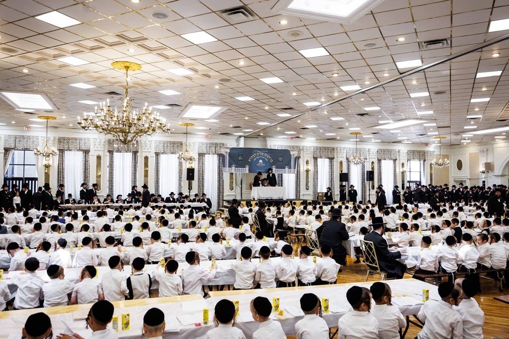 הרבי חילק את החומשים: מסיבה לילדי סטאמר