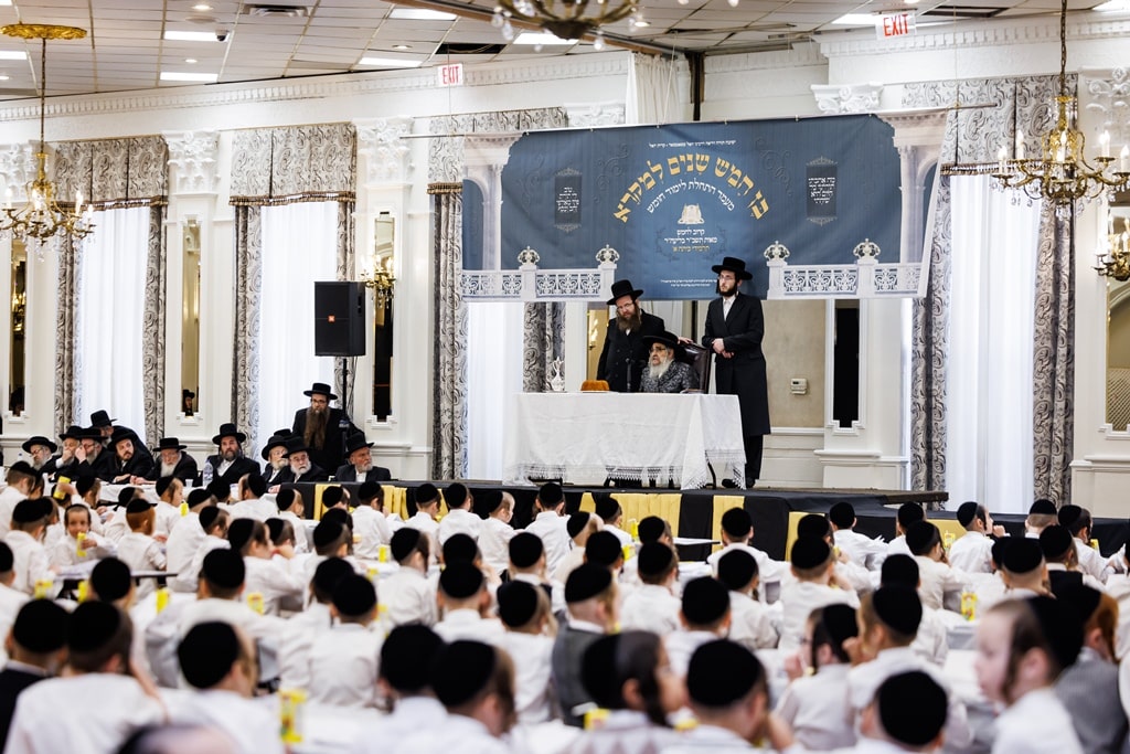 הרבי חילק את החומשים: מסיבה לילדי סטאמר