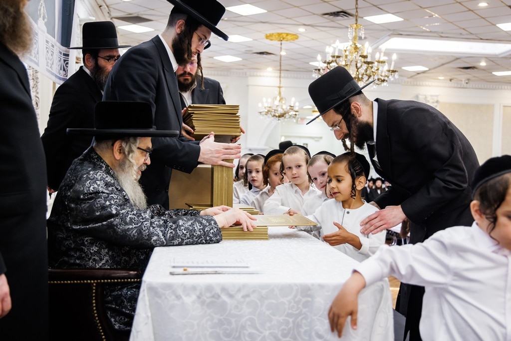הרבי חילק את החומשים: מסיבה לילדי סטאמר