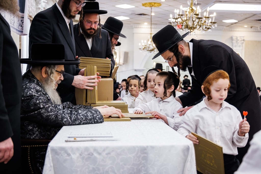 הרבי חילק את החומשים: מסיבה לילדי סטאמר