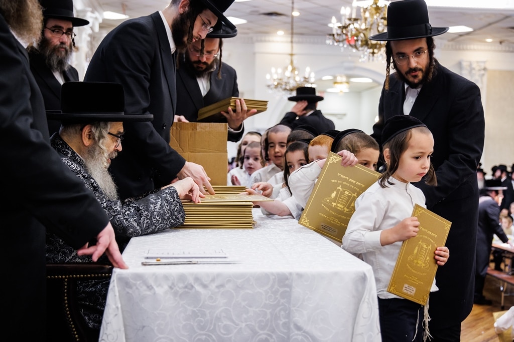 הרבי חילק את החומשים: מסיבה לילדי סטאמר