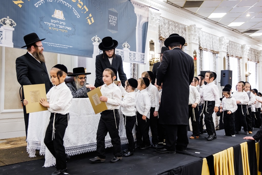 הרבי חילק את החומשים: מסיבה לילדי סטאמר