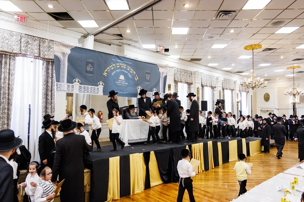 הרבי חילק את החומשים: מסיבה לילדי סטאמר