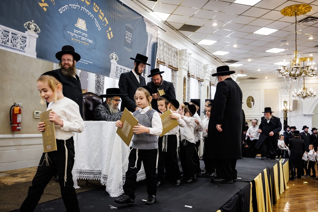 הרבי חילק את החומשים: מסיבה לילדי סטאמר