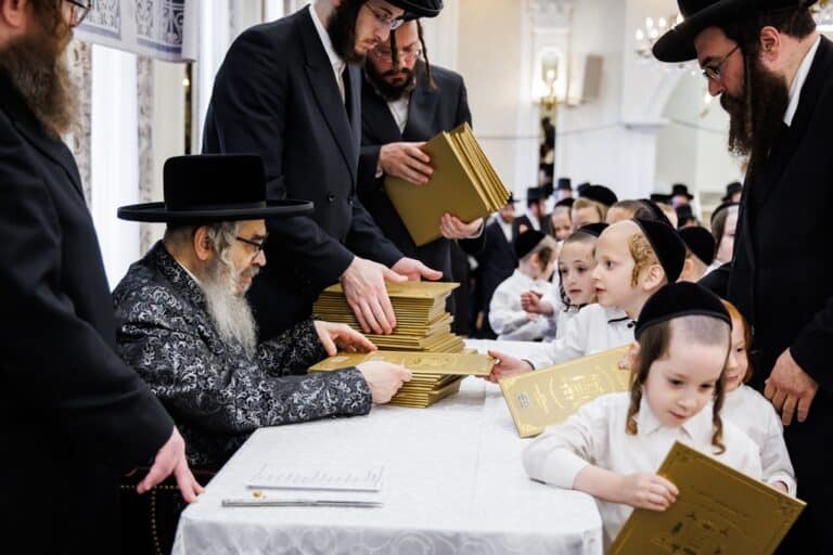הרבי חילק את החומשים: מסיבה לילדי סטאמר