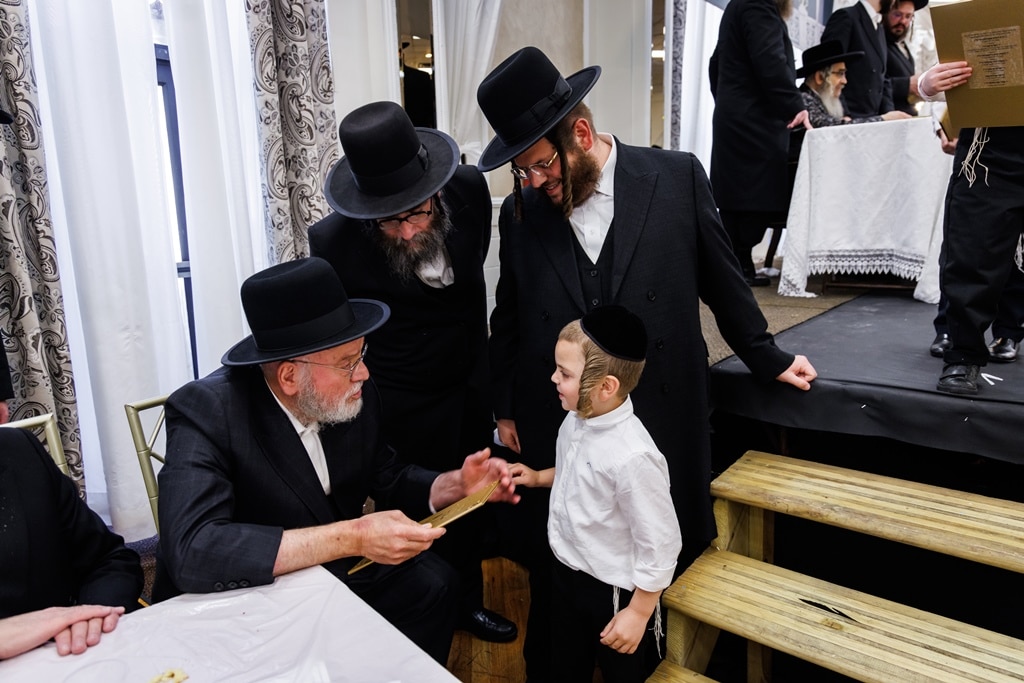 הרבי חילק את החומשים: מסיבה לילדי סטאמר