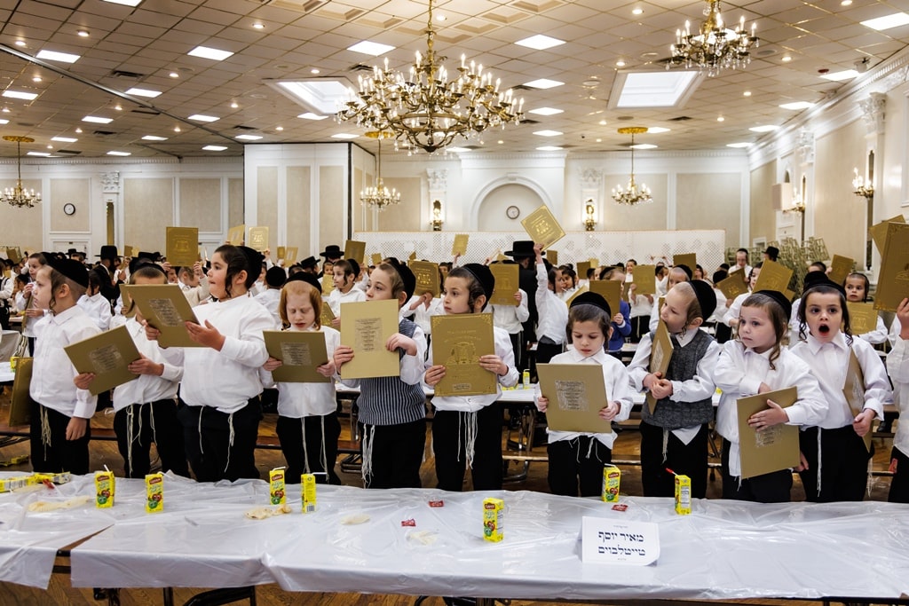 הרבי חילק את החומשים: מסיבה לילדי סטאמר