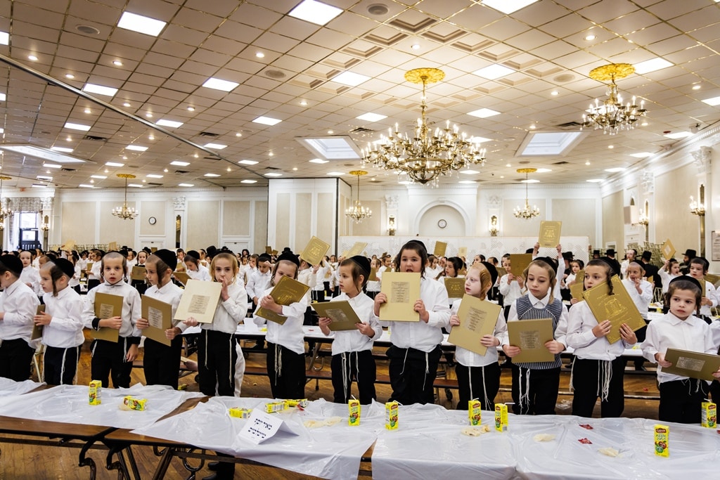 הרבי חילק את החומשים: מסיבה לילדי סטאמר