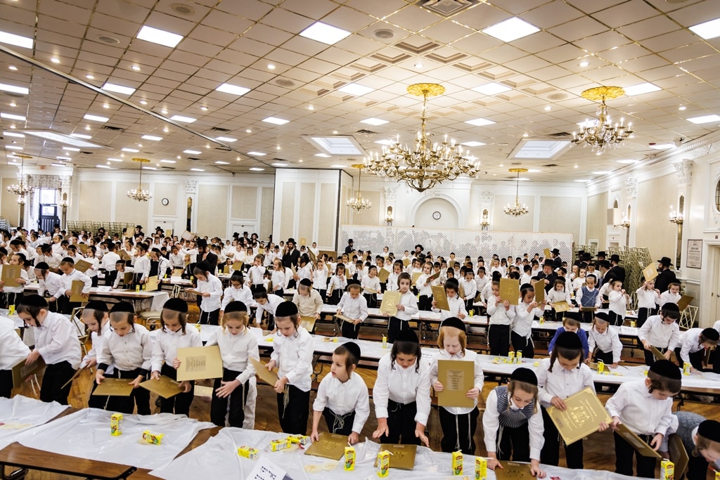 הרבי חילק את החומשים: מסיבה לילדי סטאמר