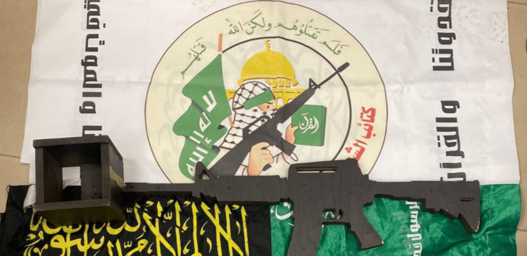 השליך בקבוקי תבערה, ירה לעבר מבנה משטרתי – ונעצר