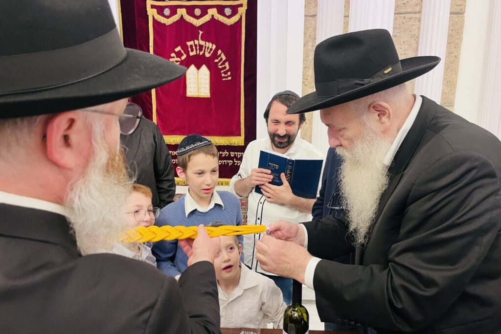 המונים בחגיגת חנוכת הבית לבית הכנסת חב"ד