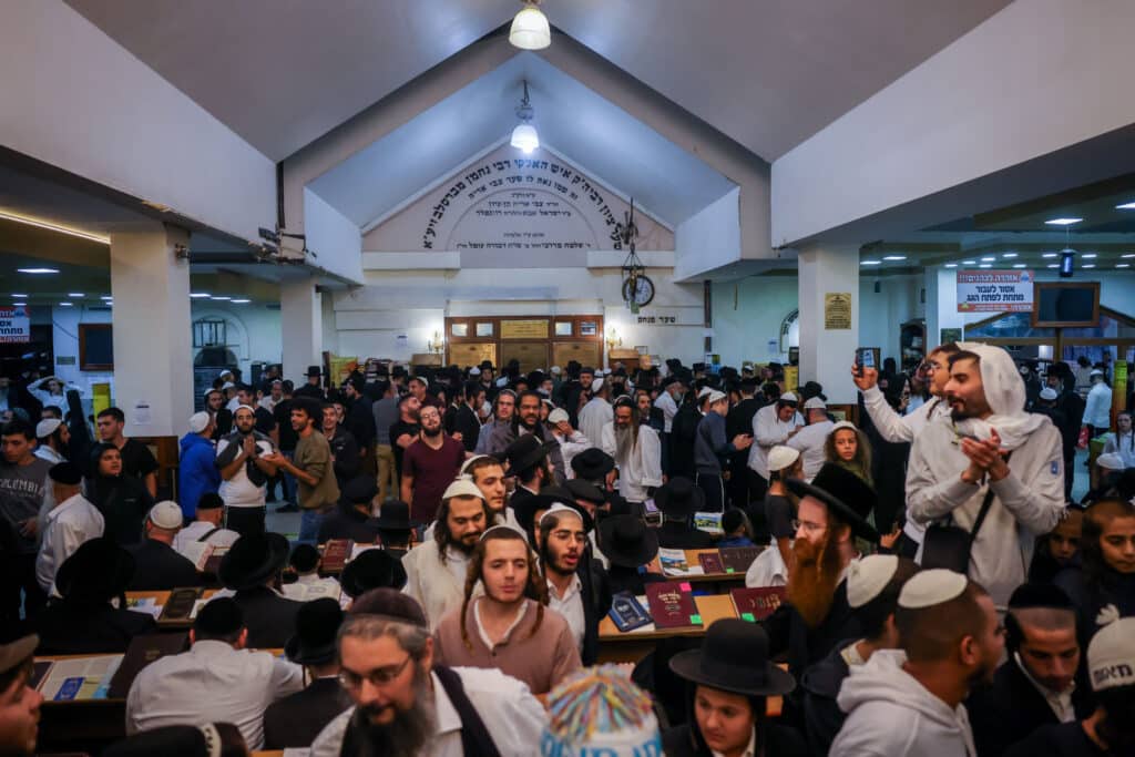 שירים, ריקודים ותפילות: אלפים כבר הגיעו לציון באומן