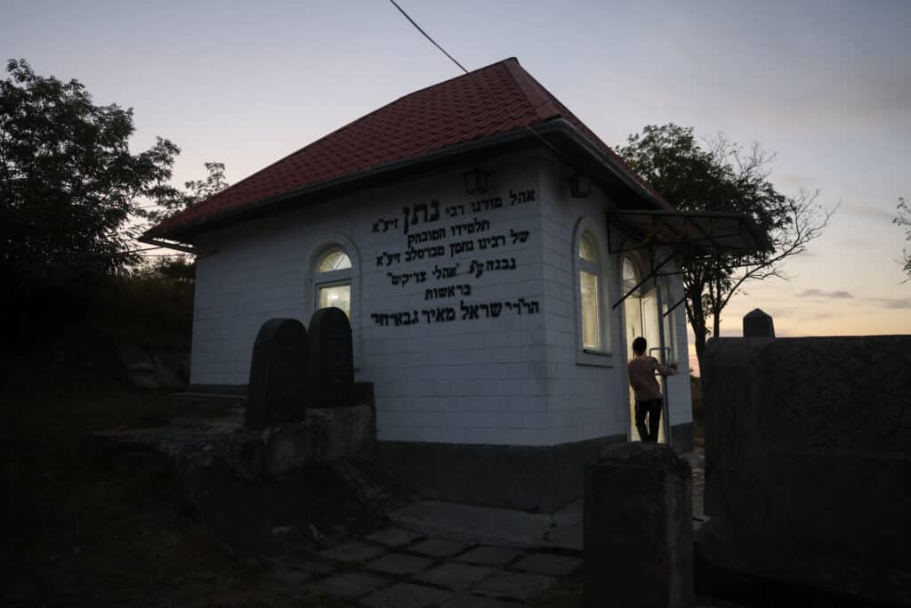 שירים, ריקודים ותפילות: אלפים כבר הגיעו לציון באומן