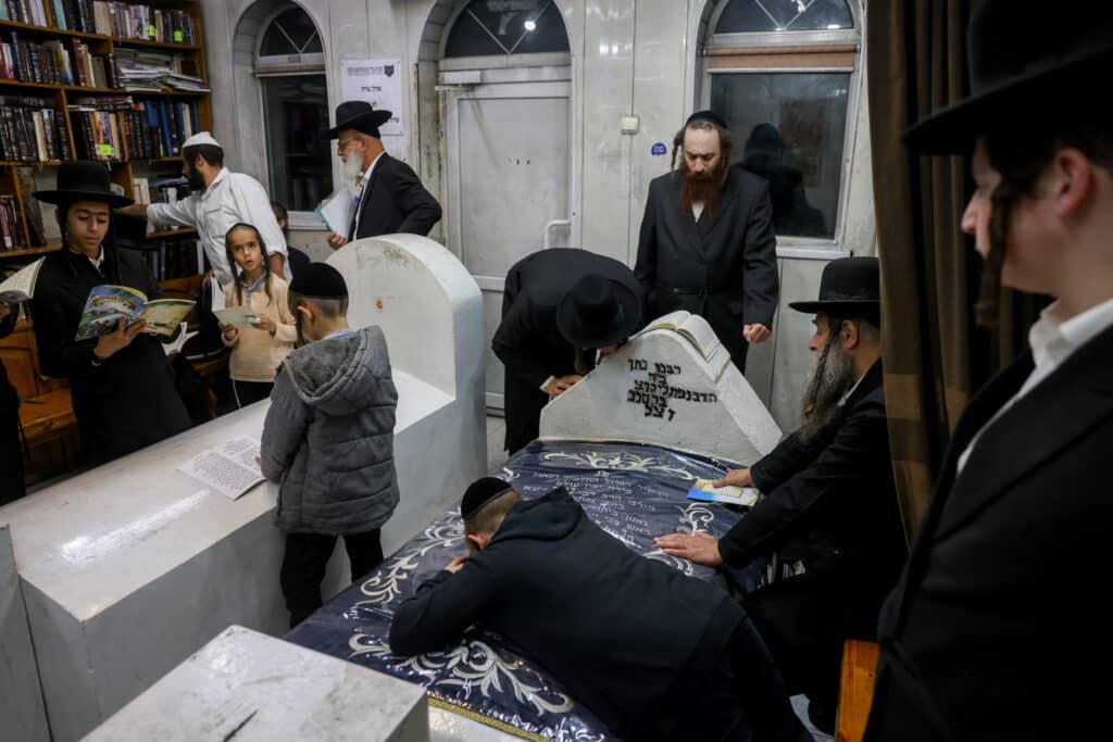 שירים, ריקודים ותפילות: אלפים כבר הגיעו לציון באומן