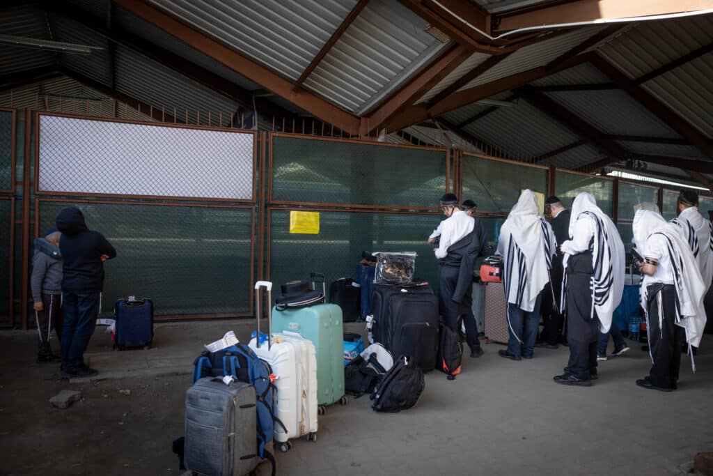 שירים, ריקודים ותפילות: אלפים כבר הגיעו לציון באומן