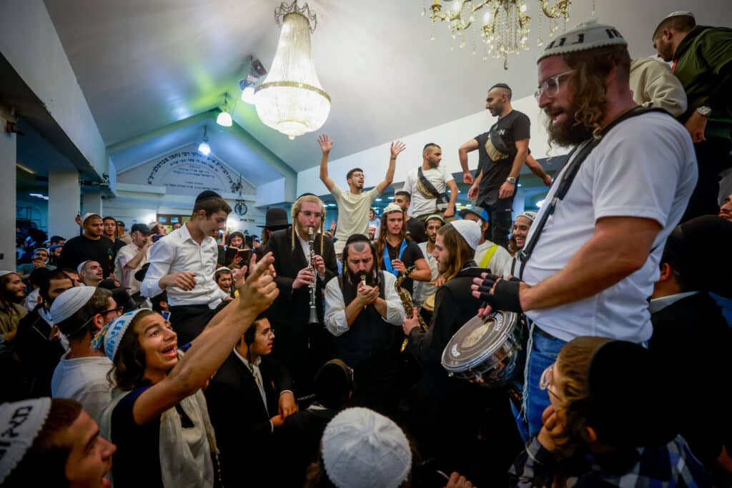 שירים, ריקודים ותפילות: אלפים כבר הגיעו לציון באומן