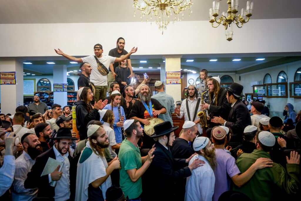 שירים, ריקודים ותפילות: אלפים כבר הגיעו לציון באומן