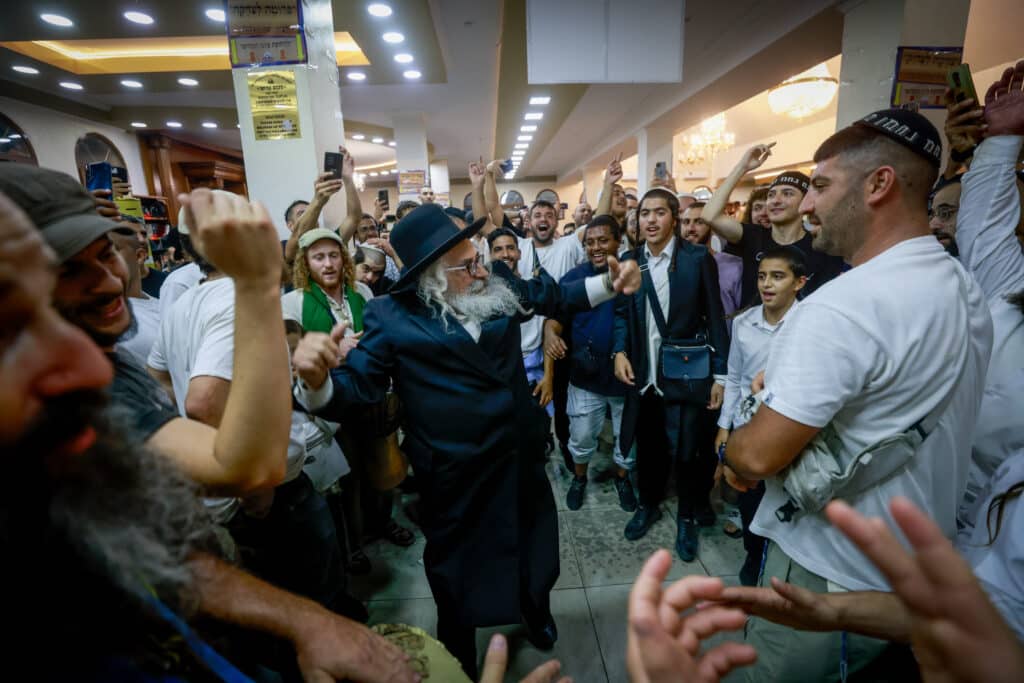 שירים, ריקודים ותפילות: אלפים כבר הגיעו לציון באומן