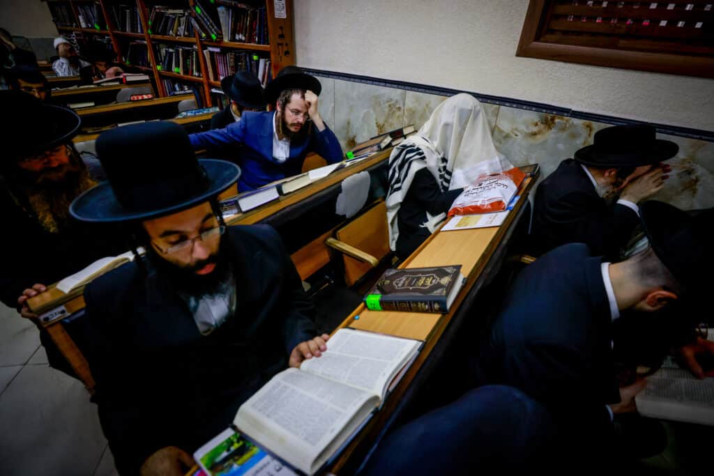 שירים, ריקודים ותפילות: אלפים כבר הגיעו לציון באומן