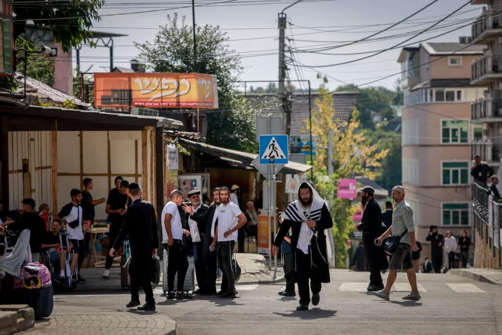 שירים, ריקודים ותפילות: אלפים כבר הגיעו לציון באומן