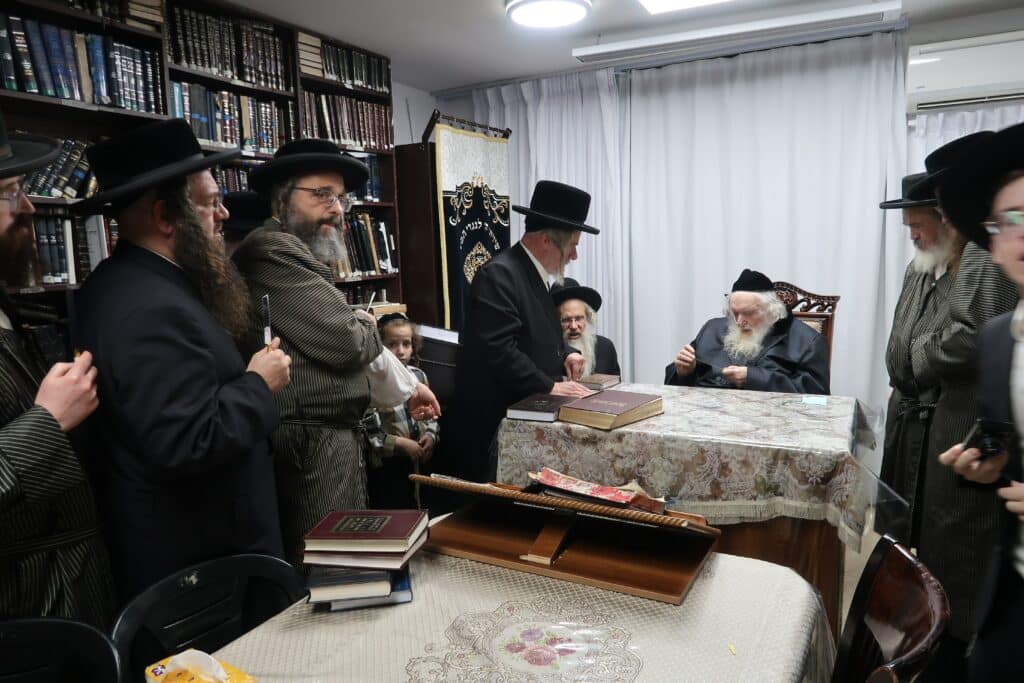 שוחטי 'העדה' עלו לבדיקת סכינים במעונו של הגאב"ד