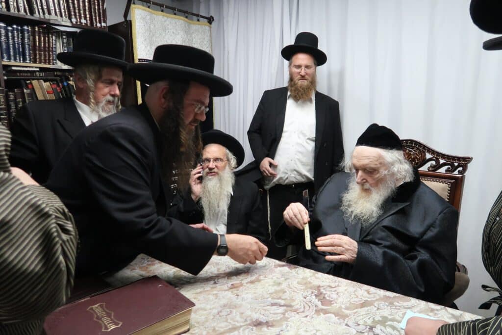 שוחטי 'העדה' עלו לבדיקת סכינים במעונו של הגאב"ד