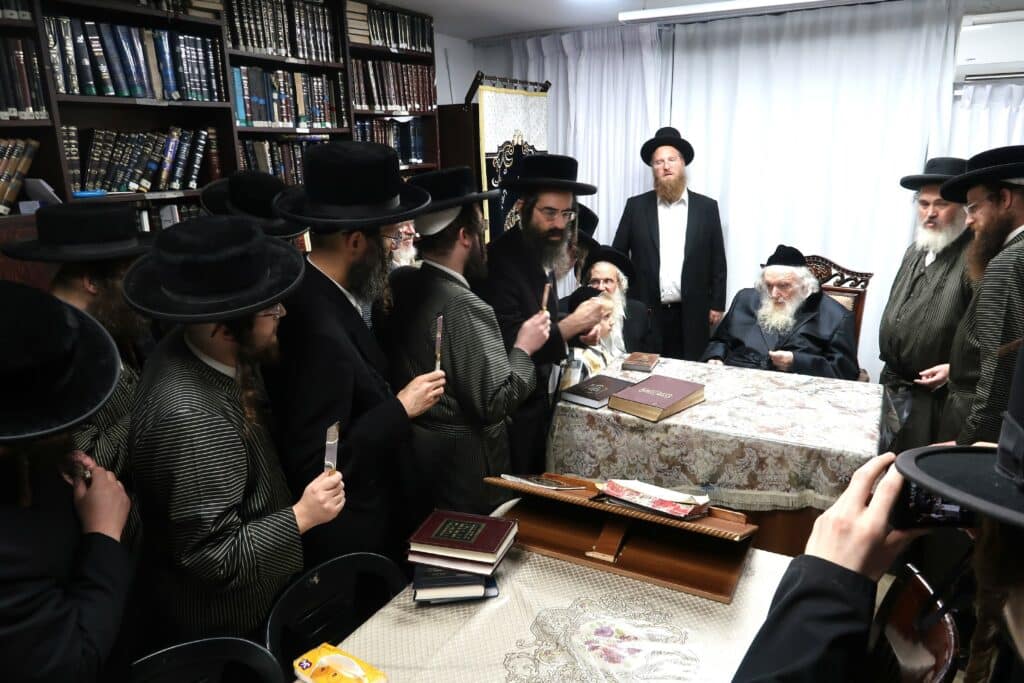 שוחטי 'העדה' עלו לבדיקת סכינים במעונו של הגאב"ד