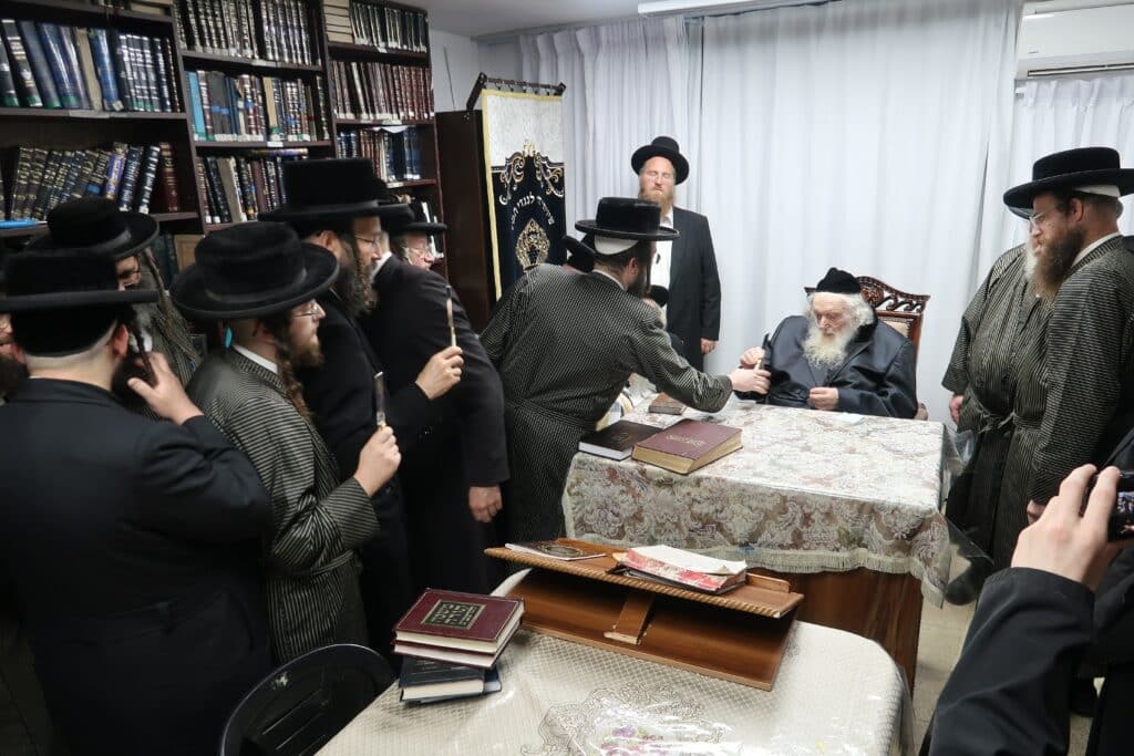 שוחטי 'העדה' עלו לבדיקת סכינים במעונו של הגאב"ד