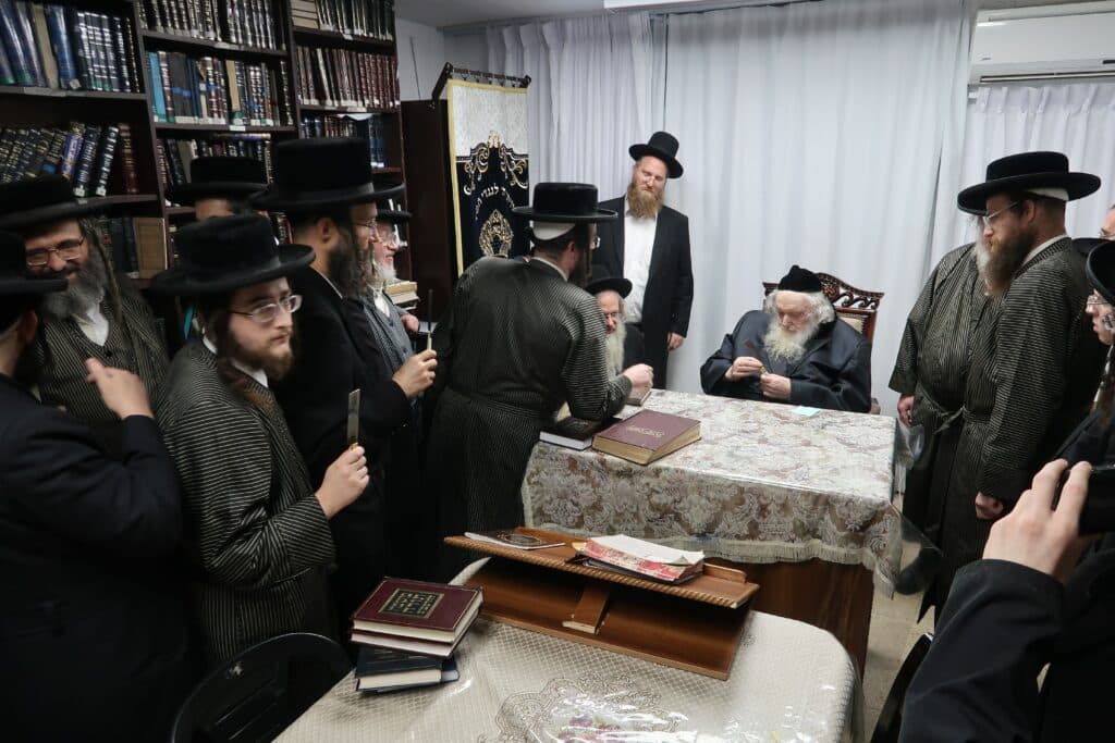 שוחטי 'העדה' עלו לבדיקת סכינים במעונו של הגאב"ד