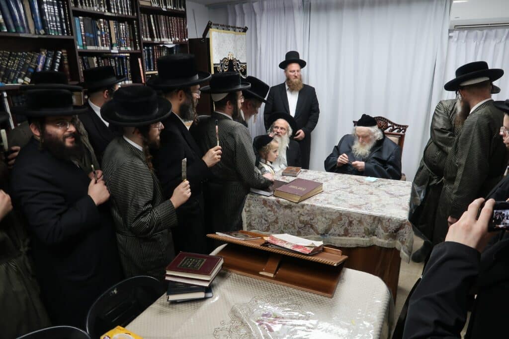 שוחטי 'העדה' עלו לבדיקת סכינים במעונו של הגאב"ד