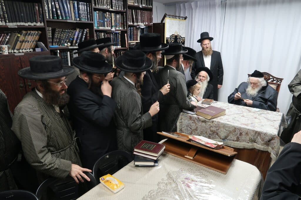 שוחטי 'העדה' עלו לבדיקת סכינים במעונו של הגאב"ד