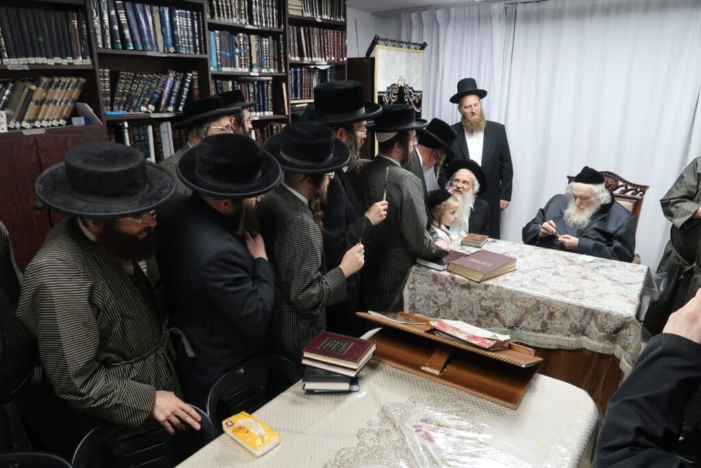 שוחטי 'העדה' עלו לבדיקת סכינים במעונו של הגאב"ד