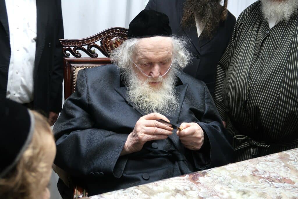 שוחטי 'העדה' עלו לבדיקת סכינים במעונו של הגאב"ד