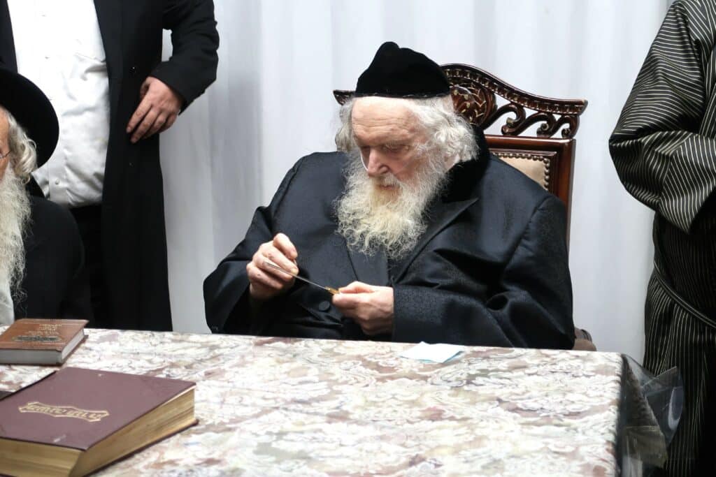 שוחטי 'העדה' עלו לבדיקת סכינים במעונו של הגאב"ד