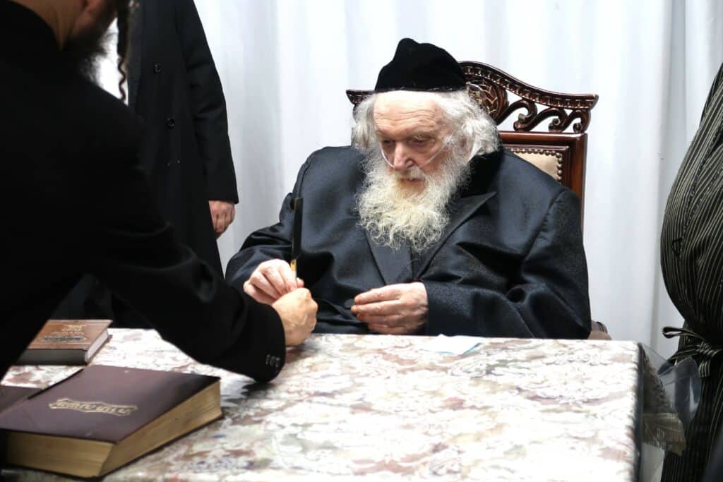 שוחטי 'העדה' עלו לבדיקת סכינים במעונו של הגאב"ד