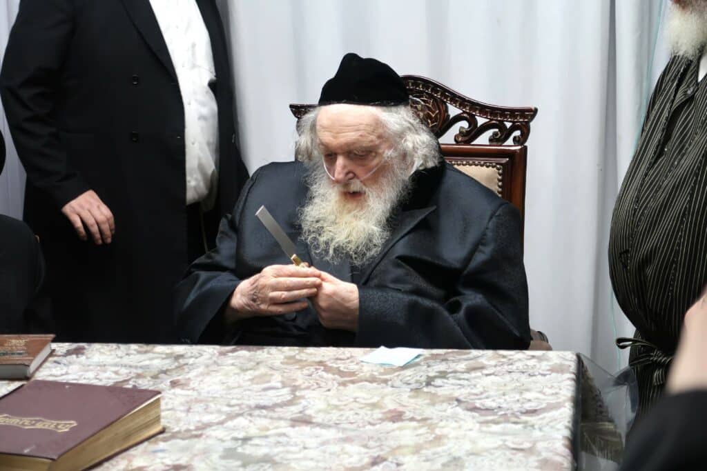 שוחטי 'העדה' עלו לבדיקת סכינים במעונו של הגאב"ד