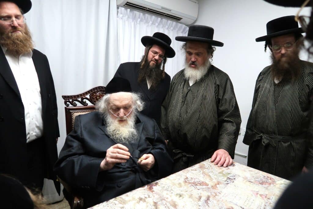 שוחטי 'העדה' עלו לבדיקת סכינים במעונו של הגאב"ד