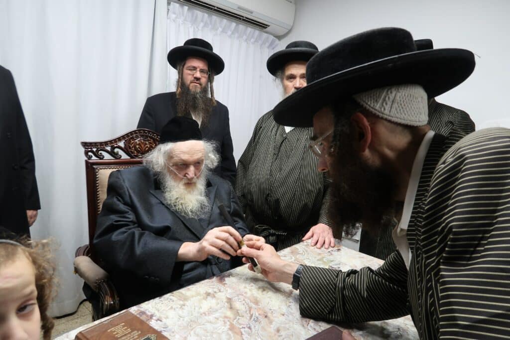 שוחטי 'העדה' עלו לבדיקת סכינים במעונו של הגאב"ד