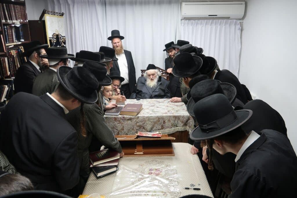 שוחטי 'העדה' עלו לבדיקת סכינים במעונו של הגאב"ד