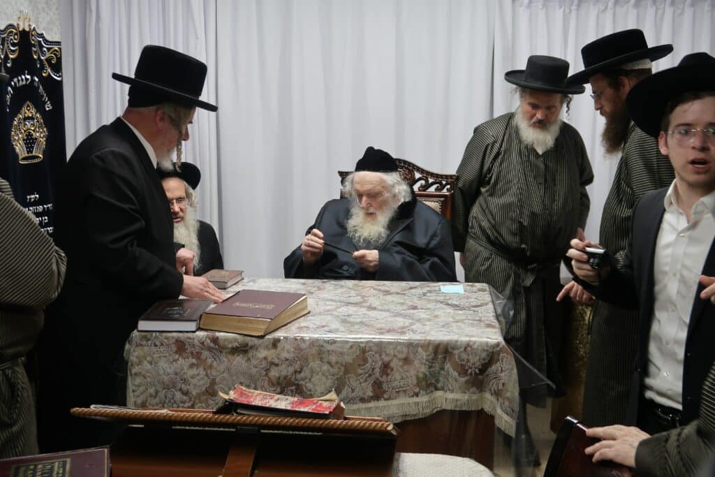 שוחטי 'העדה' עלו לבדיקת סכינים במעונו של הגאב"ד