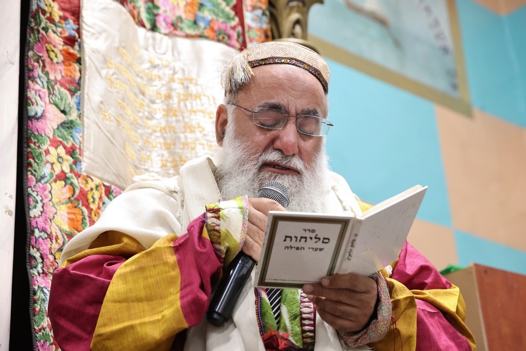 גלריה: הבוכרים חזרו לשכונה לאמירת הסליחות בביהכנ"ס העתיק