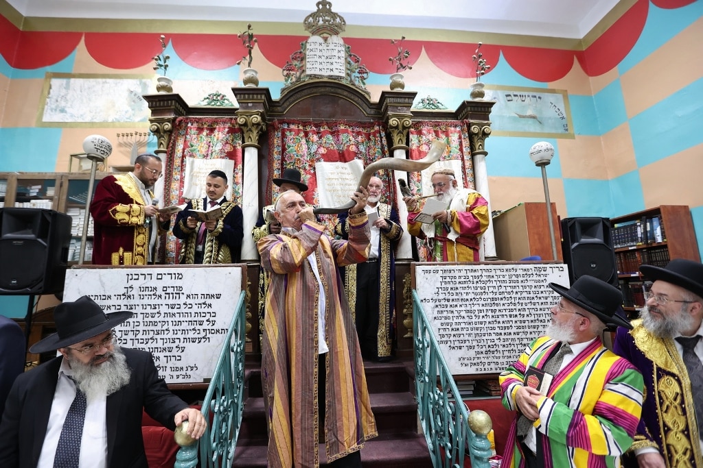 גלריה: הבוכרים חזרו לשכונה לאמירת הסליחות בביהכנ"ס העתיק