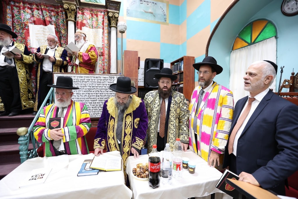 גלריה: הבוכרים חזרו לשכונה לאמירת הסליחות בביהכנ"ס העתיק