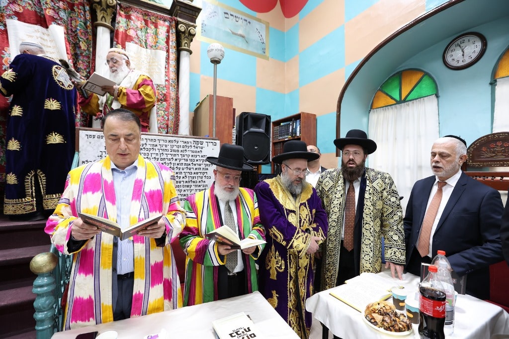 גלריה: הבוכרים חזרו לשכונה לאמירת הסליחות בביהכנ"ס העתיק