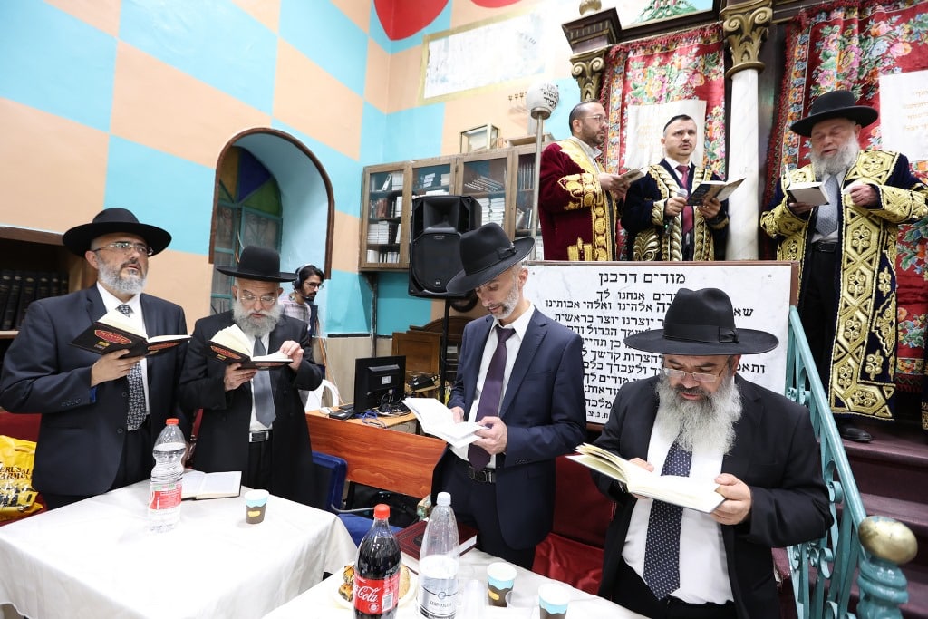 גלריה: הבוכרים חזרו לשכונה לאמירת הסליחות בביהכנ"ס העתיק