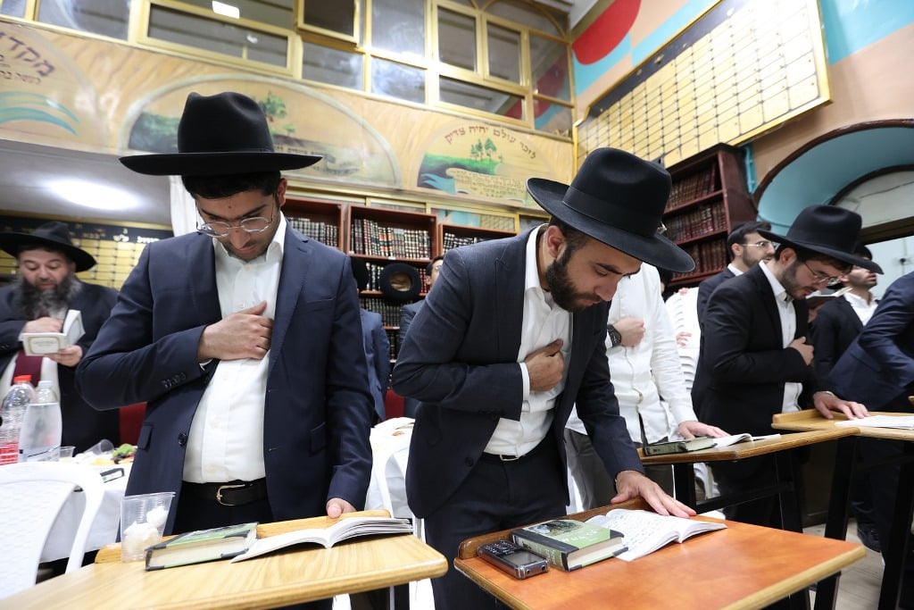 גלריה: הבוכרים חזרו לשכונה לאמירת הסליחות בביהכנ"ס העתיק